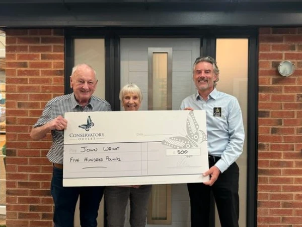 Mr & Mrs Wright collects £500 cheque after completing a 5 Star review